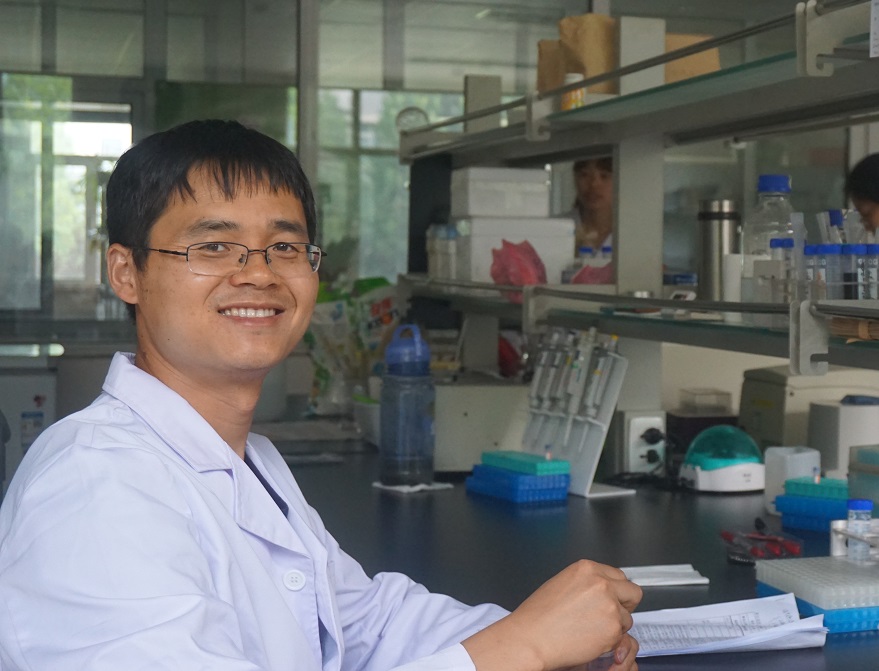 1587110890798024152.jpg 谷子研究所-罗焱杰-育种室-助研 (1).jpg