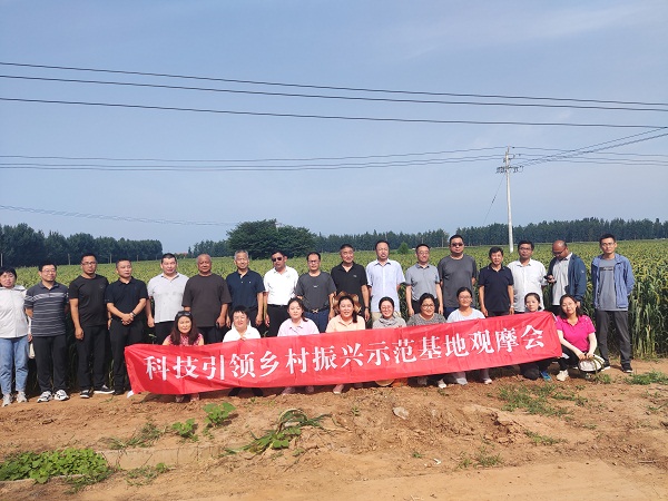 武安北安庄乡谷子千亩示范方观摩.jpg